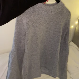 Stickad tröja - En grå stickad tröja, väldigt mjukt material. Storlek S från Gina gricot. Frakt ingår ej i priset! 