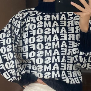 H&M stickad mönstrad tröja - Tröja från hm med hög krage. Varm och skön! Storlek XS men passar mig som är mer av en S. Ej smutsig bara min spegel som är det. Osäker på vad frakt kostar, återkommer vid intresse. Använd få gånger, inga defekter