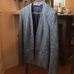 Jascha blazer - Fiskben mönster med fina detaljer