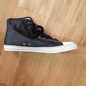 Goretex sneakers converse vinterskor - Coola och bekväma/lätta sneakers i goretex material. Snygga, minimalistiska och vattentäta! Perfekt i slaskigt väder och snö. Köpte två par i stl 41 men de är snarare storlek 40, måste därav sälja dem. Aldrig använda, endast testade. Frakt tillkommer. 
