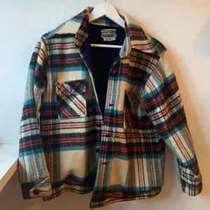 Jacka  - Varm och mysig jacka köpt på beyond retro som tyvärr inte kommer till användning. Skriv för fler bilder! Frakt tillkommer men jag är inte helt säker på priset (runt 100 kr iaf)💙