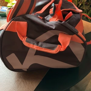 Tränings väska  - Kaari Traa tränings väska. Väldigt rymlig. 