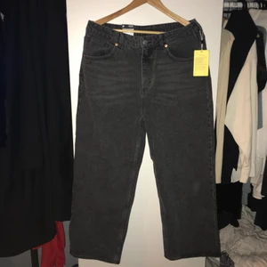 Croppade Monki jeans - Svarta croppade, vida jeans från Monki, strl 44 aldrig använda, kan mötas upp/frakta. Pris kan ändras vid snabbköp