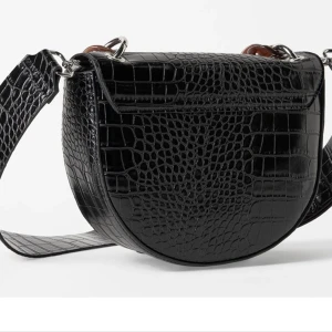 Axelremsväska  - Superfin väska i bra skick och sällan använd! Axelbandet som ingår är detta svarta i samma mönster som väskan i övrigt, men det är också avtagbart så du kan köpa precis det du vill ha till separat (vet att både Gina och Åhléns säljer det.