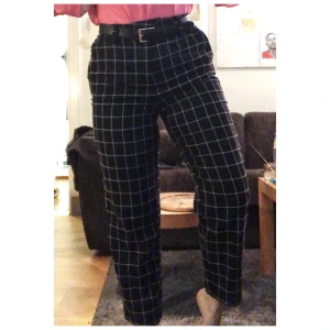 Rutiga kostymbyxor  - Rutiga kostymbyxor från NA-KD, nypris ca 400. Använda men i bra skick. Storlek 38, passar även 40 skulle jag tro. 