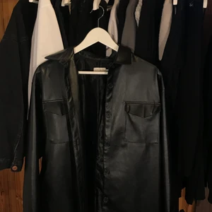 Läderjacka  - Svart jacka från Chloe B:s kollektion med NAKD, är i jättebra skick men saknar tyvärr bandet som ska sitta runt i midjan (men har knappar så man kan stänga den). Storlek 38 och pris är 130kr (frakt står köparen för) Är det många som är intresserade så blir det budgivning❣️