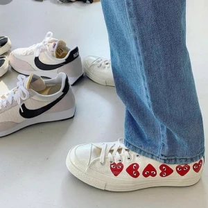 low cdg play converse - Säljer mina låga converse från comme des garcons, inköpta på selfridges i london nypris 1200. ganska slitna därav priset men lätta att fräscha upp, skriv privat för bilder. spårbar frakt 63kr.❤️