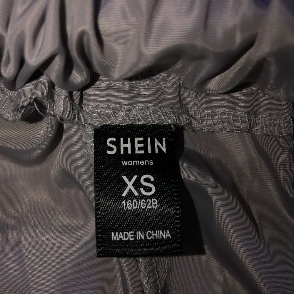 Märke : SHEIN  Typ : Set  Storlek : xs  Material : 100% polyester. Färg : Grå  Kroppstyp : Kvinna  Skick: begagnade, men använd bara en gång. Övrigt.