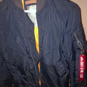 Alpha industries vind/regn bomber  - Mkt fin jacka, lite använd, tål regn och blåst 
