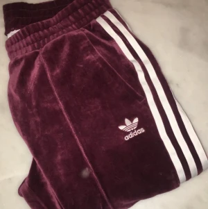 ADIDAS BYXOR / XS  - Byxor i sammet. Använda 1 gång säljes pga av att dom är för små. 300 helst men priset kan diskuteras om man köper båda delarna. 