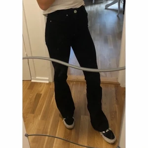 Svarta bootcut jeans från bikbok - Märke : Bikbok  Typ : Jeans  Storlek : xs  Färg : Svart  Kroppstyp : Kvinna  Skick: begagnade, bra skick