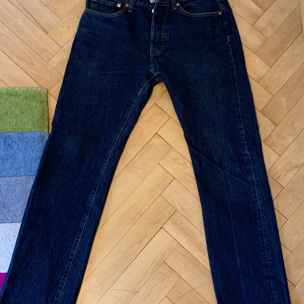 Klassiska Levis jeans W32 L32. Väl använda men i mycket bra skick. Fler bilder finns ifall du är intresserad.. Jeans & Byxor.