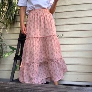 Superfin kjol - Så fin rosa lite längre kjol. Passar som perfekta sommarsolen eller nu vid lite kallare tider. 💘💘 Rosa med ett blommigt mönster, ett fint följsamt tyg! ✨