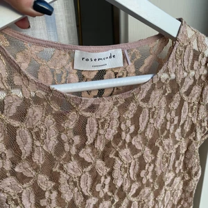 Rosemunde topp - Så fin topp från Rosemunde. Ljusrosa/beige med guldiga detaljer spets i en t-shirt modell💕sparsamt använd. Vet ej storlek skulle säga xs