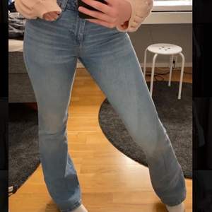 Hjälper en vän av sälja dessa as snygga jeans från Zara. Kontakta henne om ni är intresserade.( Vanja Lundberg här på Plick)💗💗