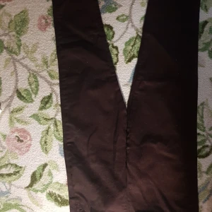 Kostymbyxor - Strl 34  Finns dragkedja vid sidan 