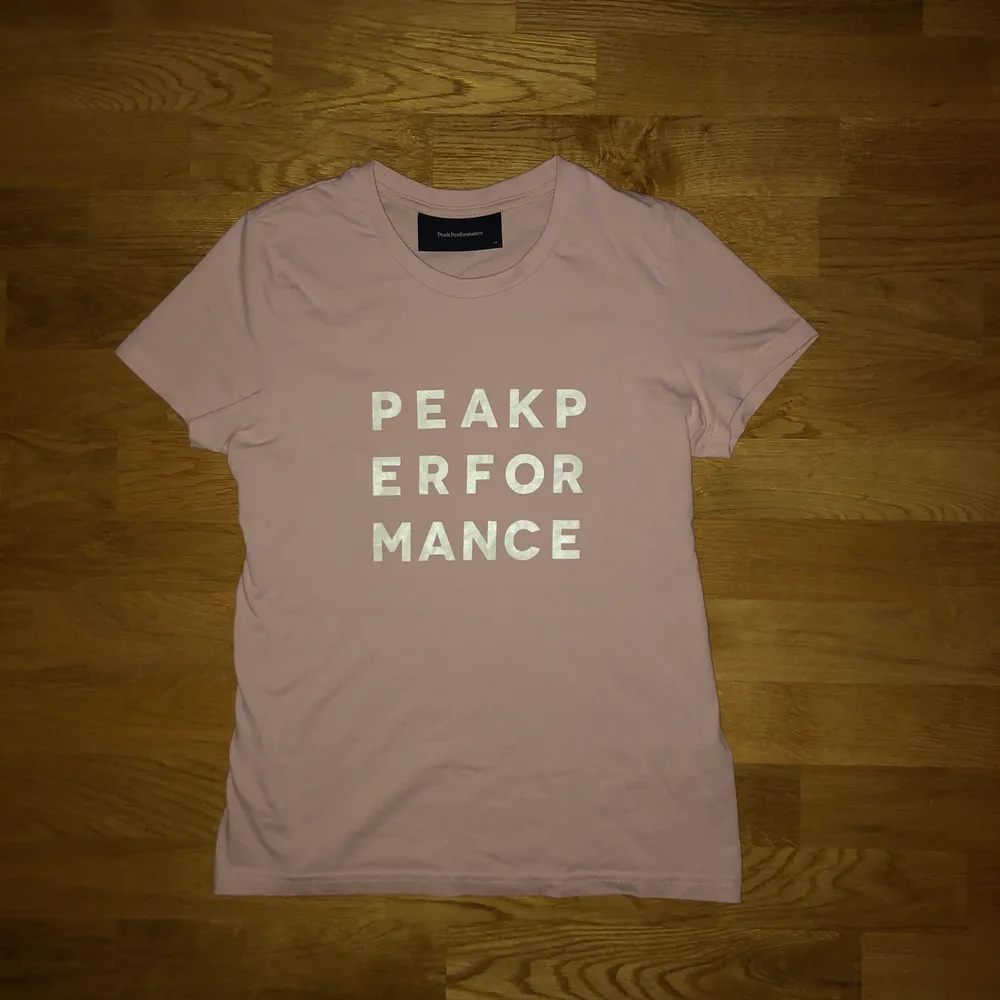 T-shirt ifrån Peak Performance i fint skick. Finns att hämta i Umeå, skickar även om köpare står för frakten. T-shirts.