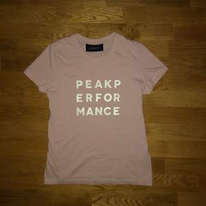 T-shirt ifrån Peak Performance i fint skick. Finns att hämta i Umeå, skickar även om köpare står för frakten