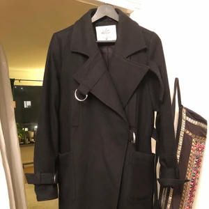 Kappa  - Ul kappa dragtjedja och omlåt spänne sitter figur skrift på kroppen 