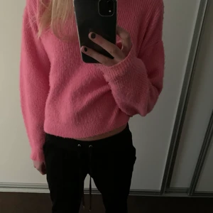Stickad tröja - Jag säljer en jättefin stickad tröja. Den är lång i armarna vilket jag tycker är fint och jättemjuk. Tröjan passar till väldigt mycket och är knallrosa💕