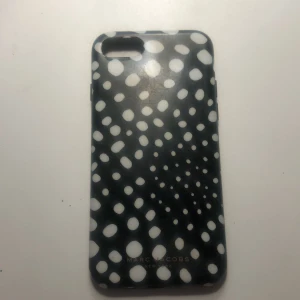 Marc Jacobs mobil-skal - Äkta Marc Jacobs mobilskal köpt i butik!! För IPhone 7. Så fint, men passar inte min mobil :///