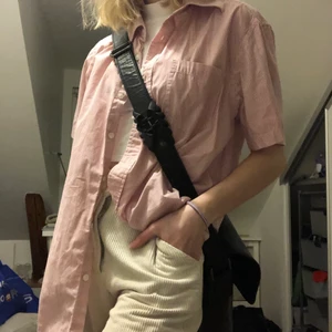 Snyggsnygg skjorta - Cool skjorta som jag köpt second hand💕💕 kan användas både knäppt och med knytning 🤍Mycke  snygg 🤍köparen står för frakt