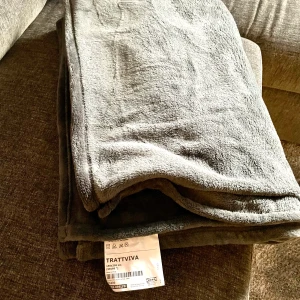 Överkast  - Trattviva överkast från Ikea i nyskick! Nypris 179, mitt pris 130kr ink frakt! Superskönt material😍