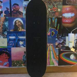 Skitsnygg skateboard med unika klistermärken, helst mötas upp i Uppsala vid köp  ,budet är på 300 nu