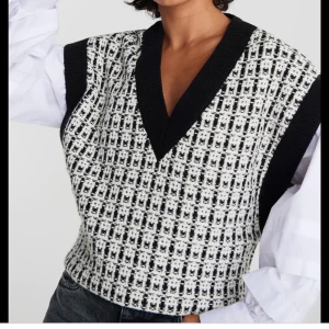 Väst från Gina 💞 - Säljer denna snygga väst från Gina, endast använd typ 3 ggr! 💞 storlek medium, perfekt ovesized på mig med xs-s 🦋 köpt för 400kr, slutsåld! kan betala halva frakten vid snabb affär ✨