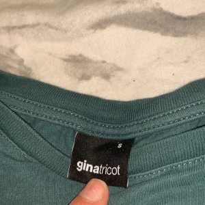 Gina tricot  - Säljer en grön t-shirt från Gina 
