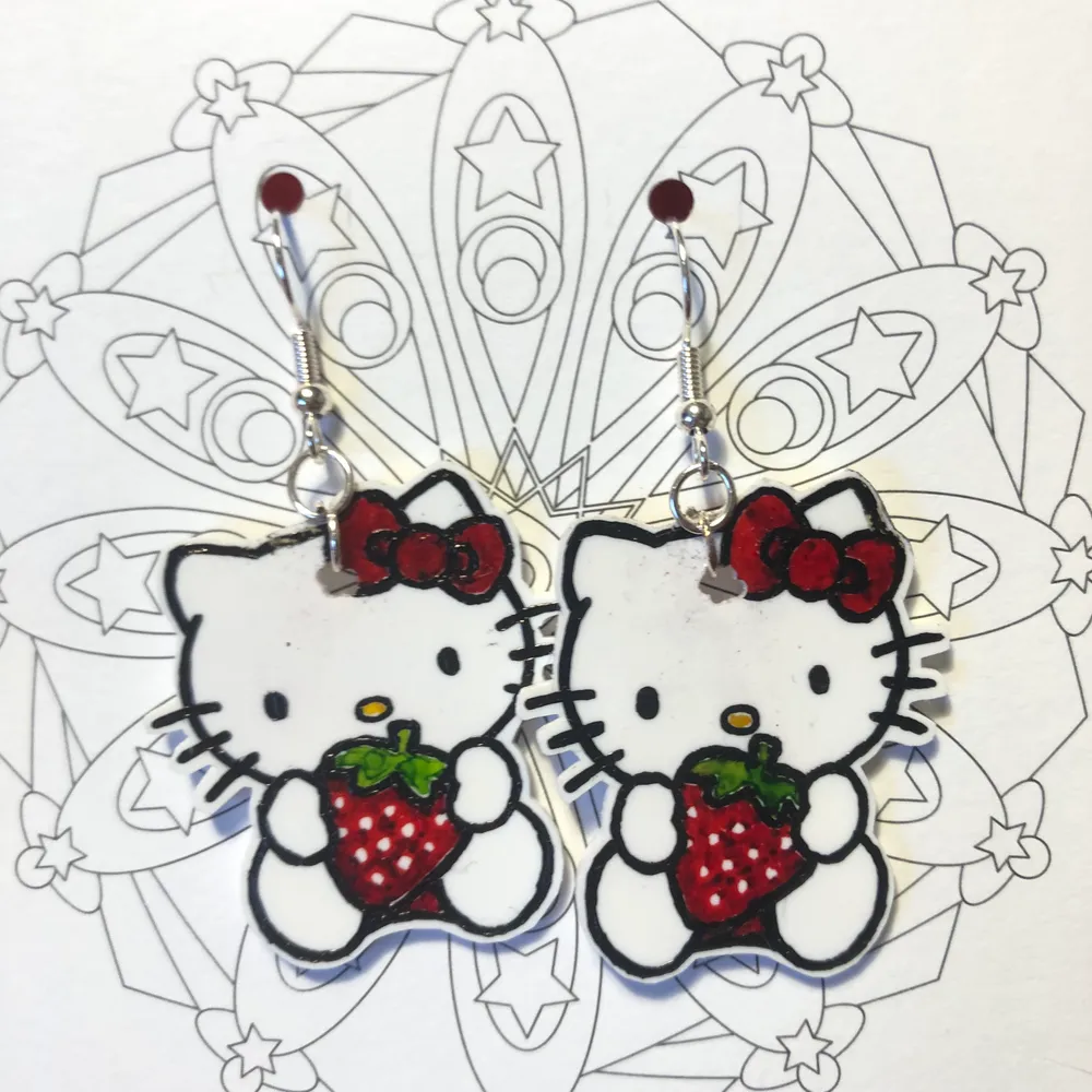 Hello Kitty örhängen gjorda av krympplast. Aldrig använda såklart. Frakt tillkommer på 11 kr. 🎀. Accessoarer.
