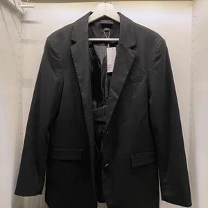 Kavaj från Monki - Helt ny kavaj från Monki. Köpt i september och aldrig använd. Prislapp/etikett sitter kvar. 