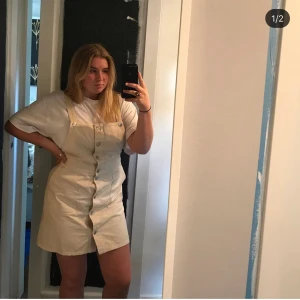 Hängselklänning - Superfin beige hängselklänning från monki, aldrig använd!! 