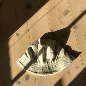 Cool buckethat i beige! 🤍 - Cool bucket hat i beige! 🤍 Snygg till sommaren och passar till det mesta! För en bucket hat kostar det 72kr (inkl frakt). Vid köp av både den beigea och svarta (kolla min andra annons för bättre bild på den svarta) kostar det bara 125kr (inkl frakt)
