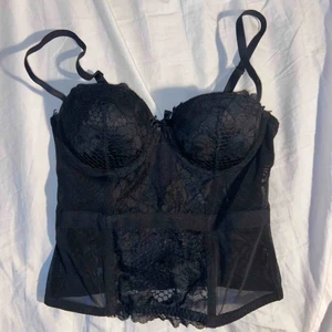  - Såååå fin korsett/ bh/ topp !!! Så fin men för liten för mig💕🥺 passar typ typ 75A eller  liknade jag är osäker!!!