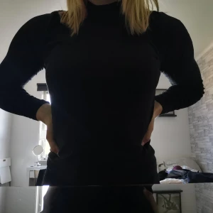 Polotröja storlek S - Säljer denna supersnygga polotröja med en tajt passform. Den har ett ribbat material och är jätteskön. Fint skick. 