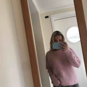  - Rosa stickad tröja, använd fåtal gånger! Ni står för frakten 