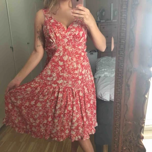 Designer klänning - Designerklänning från ULF ANDERSSON, originalpris 225$! Röd/beige/ljusblå/brun! Storlek L men passar även S/M beroende på hur man vill att den ska sitta. Så fin till sommaren, köpt på second hand, mycket fint skick 💛😎 frakt 60kr