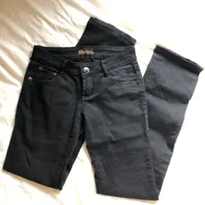 Skitsnygga lågmidjade y2k jeans från Y&L Jeans. En skärpögla har gått sönder men annars i nyskick, de hade fortfarande lapp kvar när jag köpte och har aldrig använt själv. Ascoola stjärndetaljer på knapparna och rhinestones på bakfickor. Stl m.💞💘