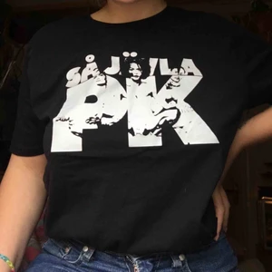  - Så jävla PK T-shirt. Köpt personligen av en av medlemmarna i Familjen Kaos efter deras konsert på Urkult i somras. Använd typ 2 gånger, nyskick 