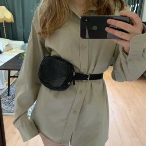 Midjeväska - Nästintill oanvänd midjeväska från Pieces! I ormskinnsimitation, oöppnat axelband medföljer. 