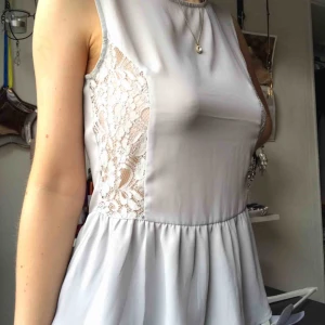  - Superfin topp med spets på sidorna och volang längst ner. Nyskick! Strl 34😊