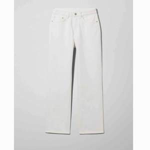 Säljer oanvända trendiga vita jeans från Weekday, modellen Voyage pga för små och returtiden har gått ut. Super snygga!!💖💖 köptes för 400 så pris kan diskuteras!