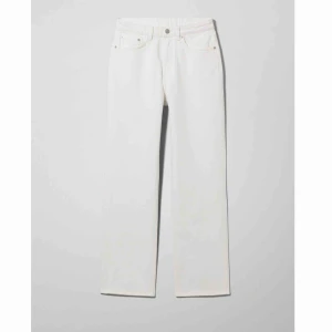  - Säljer oanvända trendiga vita jeans från Weekday, modellen Voyage pga för små och returtiden har gått ut. Super snygga!!💖💖 köptes för 400 så pris kan diskuteras!