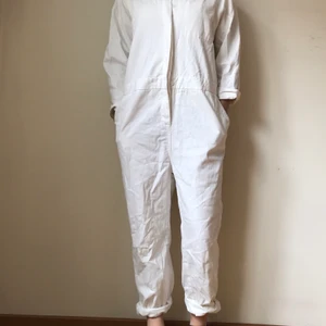 Overall! - Sjukt cool overall från Monki. Gjor i jeanstyg och aldrig använd så i super skick. Den är ganska mycket för lång i grenen och jag är 160 lång! Frakt ingår! 