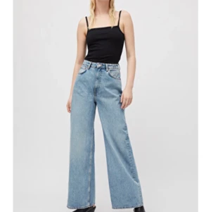 Vida jeans från weekday - Säljer mina superpopulära vida jeans från weekday i modellen Ace. Storlek 27/32, passar mig som är en s. Helt oanvända, fick hem i veckan och råkade dra bort lappen lite snabbt. Möts upp i Stockholm eller fraktar😊 