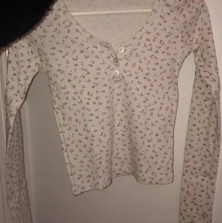 Jättesnygg och skön brandy Melville tröja i vitt och rosa (andra bilden). Helt oanvänd och superbra skick! . Toppar.