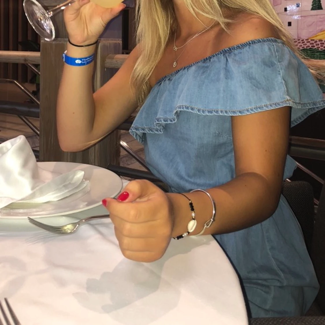 Blå oneshoulder klänning - 91