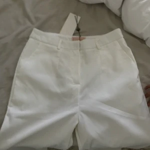 Vit Kostymbyxa - Helt ny kostymbyxa som aldrig har användas pga för små, strök 38 men sitter mer som en 36. Liten slits längst ner på benet! Står inte för frakt! 