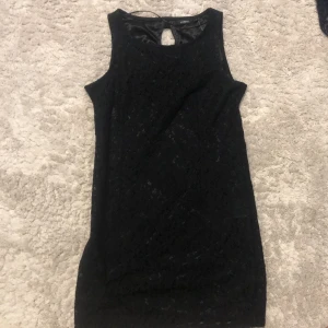 Svart blomsters klänning - Klänning från Lindex i stl. 36 (36-44), har en rak passform (därav ente min smak) och blommig svartspets (??). Väldigt simpel helt enkelt! (: